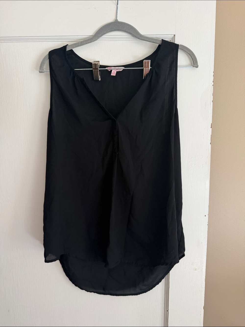 Women's Black V-Neck Sleeveless Camisole